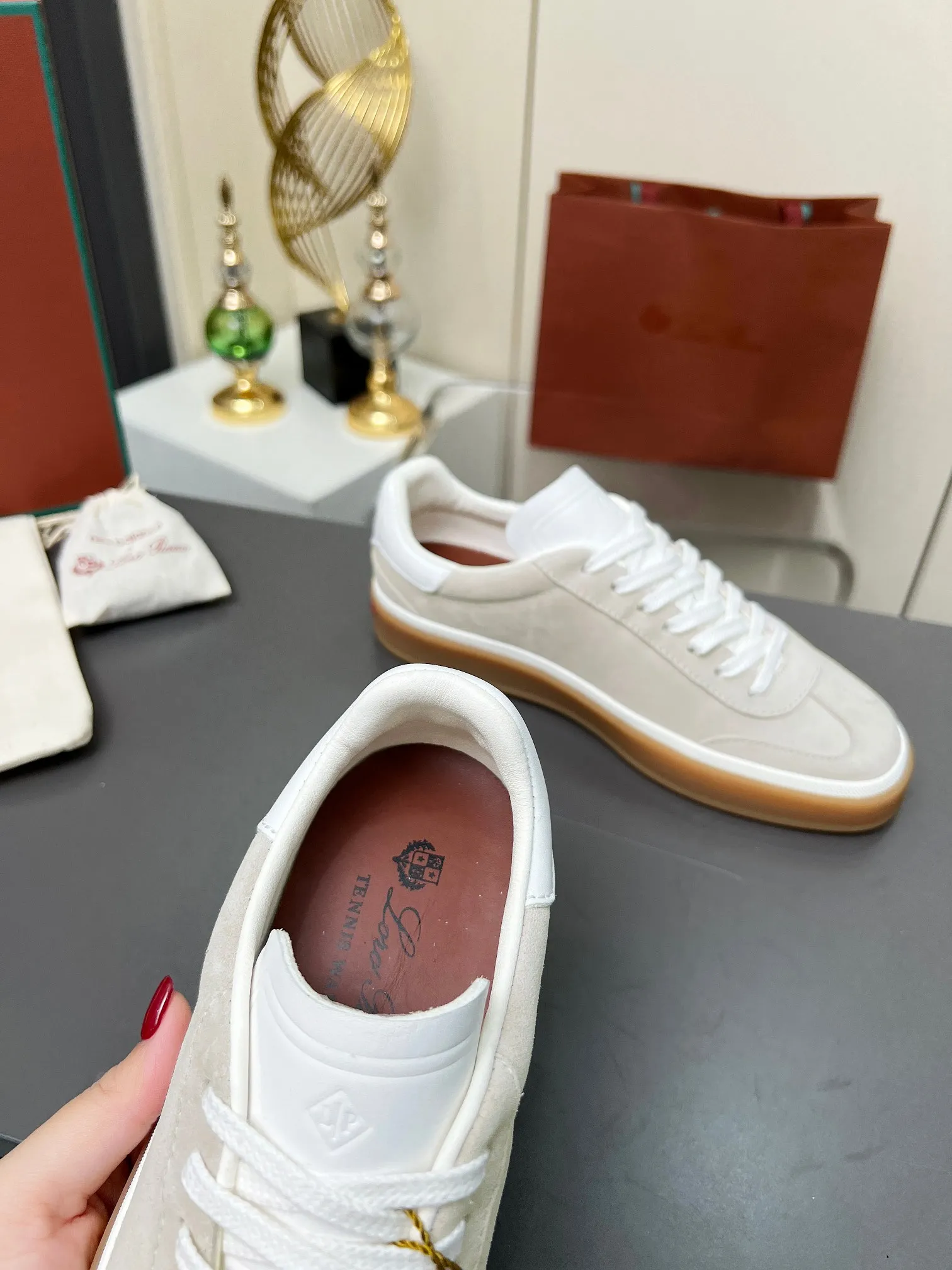 Factory price: 580💰Purchase level, high version🦅⛳️ Italy [Loro men's shoes💰iana] Tennis walk series L men's shoes💰Couple moral training shoes casual sports shoes sneakers🎁🎁 Original purchase development and production This new suede tennis shoe adopts an ultra-low design, suitable for wearing all year round👫👫 The wrapped sole creates an effortlessly attractive color combination that harmoniously blends functionality with understated style, making it the ideal shoe for urban wear. Soft calfskin tongue with Kummel color insert at the heel, embossed L Men's shoes 💰 Logo Cotton lace upper, cowhide suede sole Rubber-lined calfskin ✦ Upper: imported first-layer cowhide ➕ Customized original cowhide ✦ Lining: cowhide lining ➕ Cow leather insole ✦ Sole: Original open-molded T men's shoe 💰R ultra-lightweight outsole ✦Packaging: Original full set of packaging ✦Female size: 35--40, ✦Male size: 39--44, customized 45